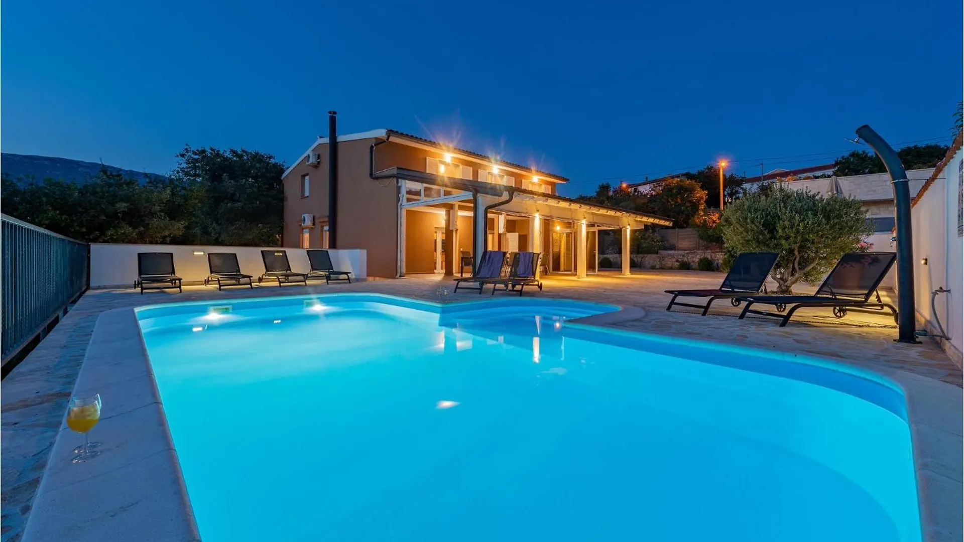 Cozy Home In Rovanjska With Jacuzzi Holiday home