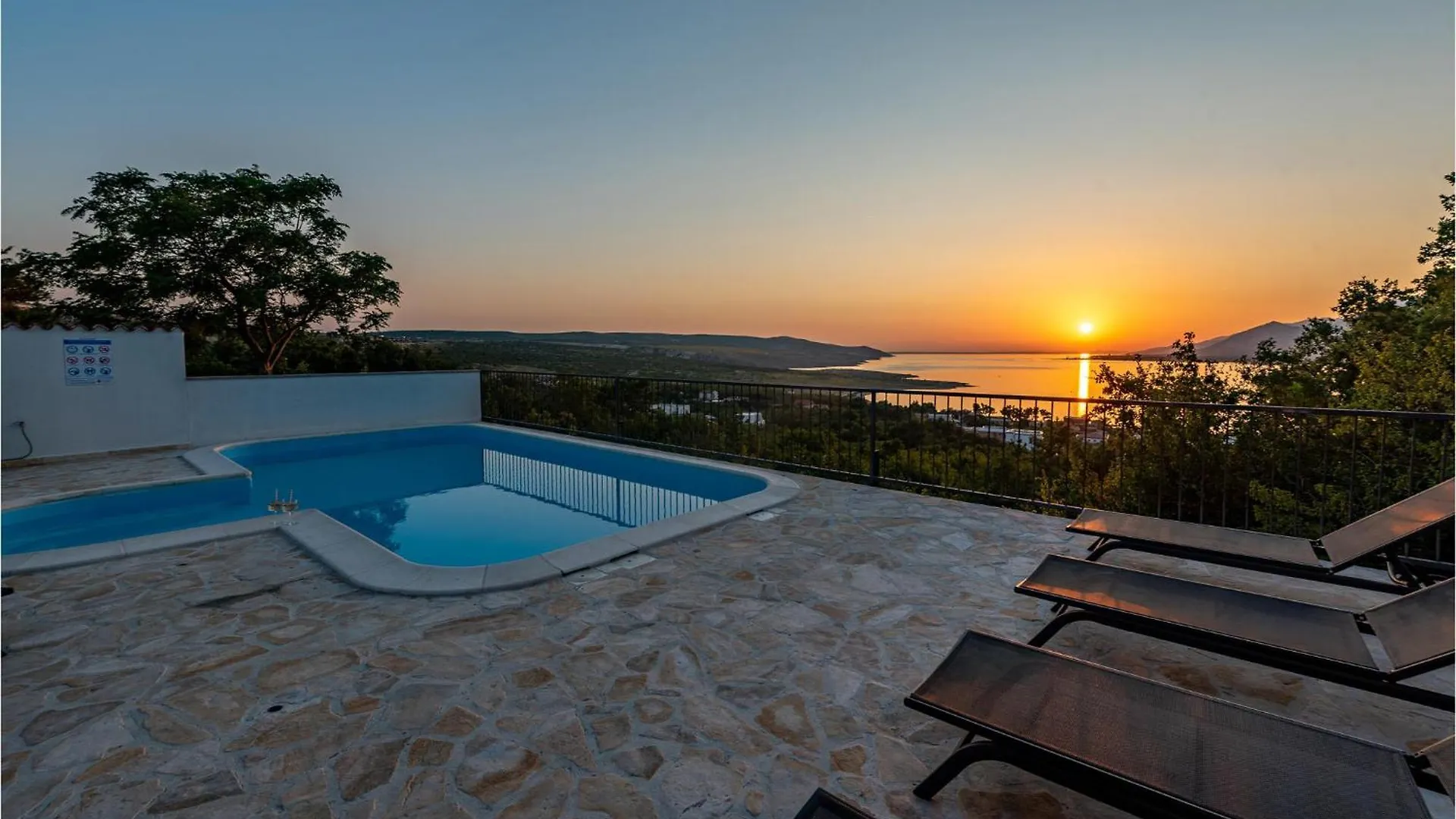 Cozy Home In Rovanjska With Jacuzzi