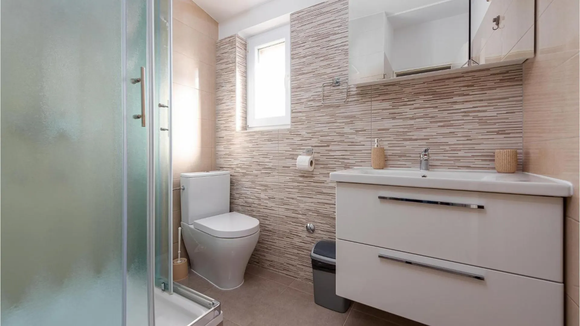 Holiday home Cozy Home In Rovanjska With Jacuzzi